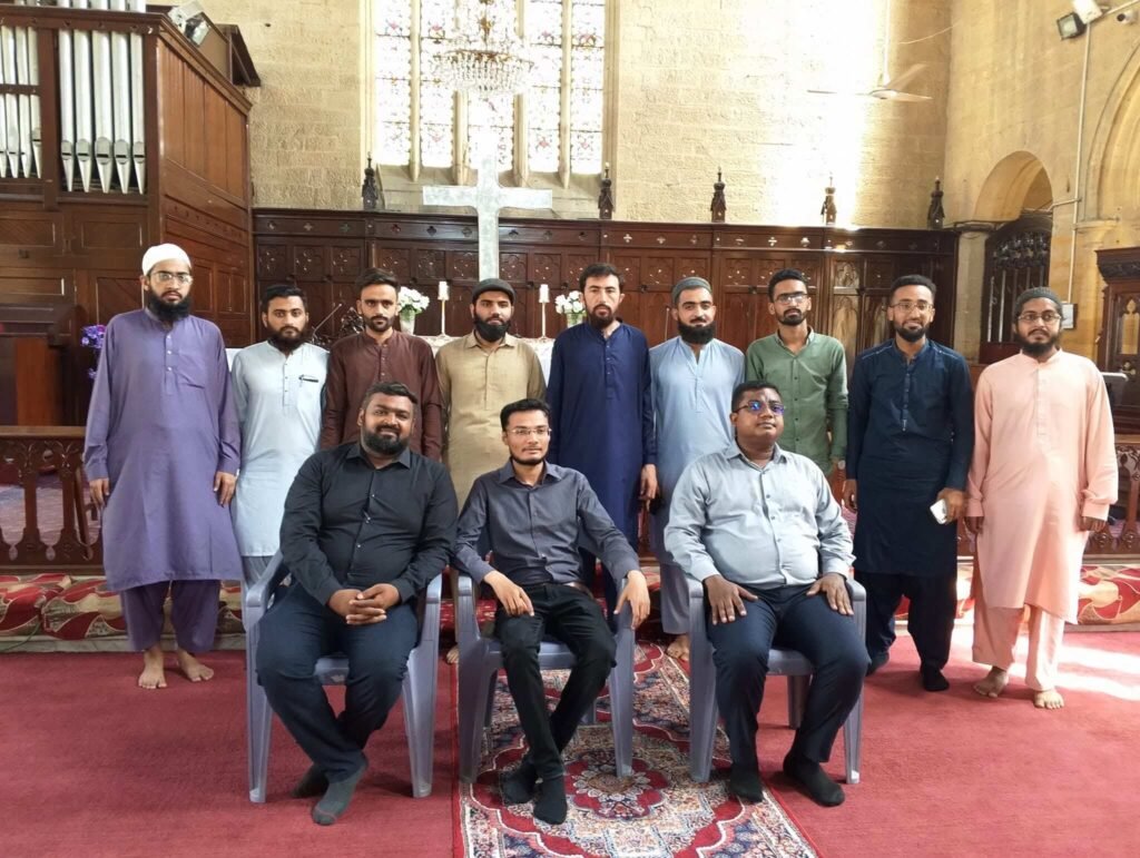 سینٹ اینڈریو چرچ میں طلبا اور پادری کے ساتھ
