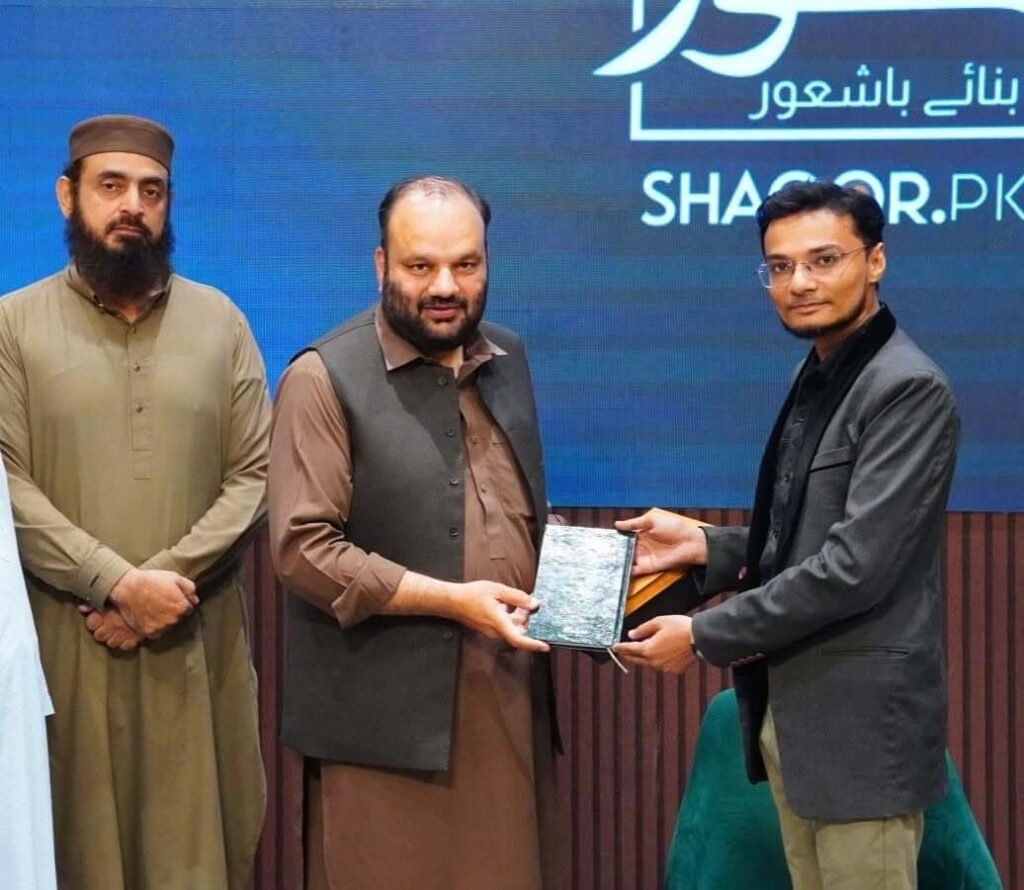 معروف قانون دان ڈاکٹر محمد مشتاق خان اور شعور انسٹیٹیوٹ کے دائریکٹر شعیب مدنی کے ساتھ